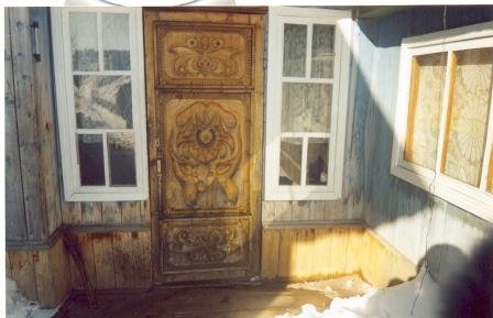 Резная дверь в доме Детушева Виктора в селе Пуштулим_опубл