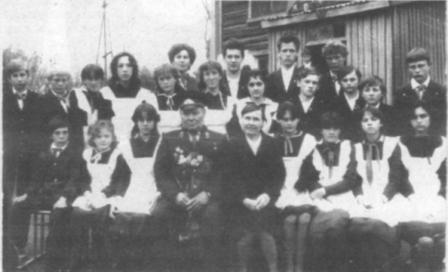 Пионеры Ельцовской средней школы с Героем Советского Союза Столбовым Филиппом Агафоновичем в 1985 году