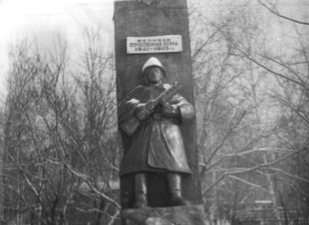 Памятник участникам войны до памятника Ленину_tif