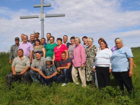 Памятный крест на месте бывшего поселка   установлен 12 июня 2015 года