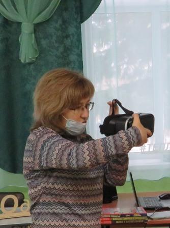 _Вера Юрьевна демонстрирует VR- очки