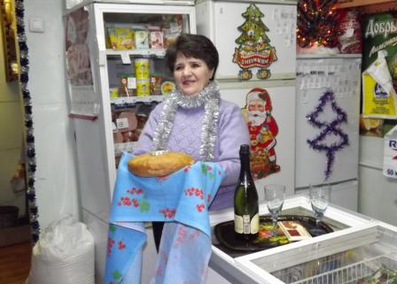 Белокопытова Нина Аллександровна встречает  гостей в магазине